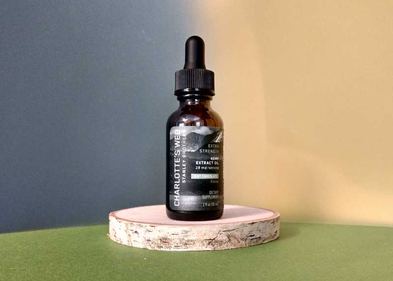 Foto de una botella de aceite de CBD Charlotte's Web
