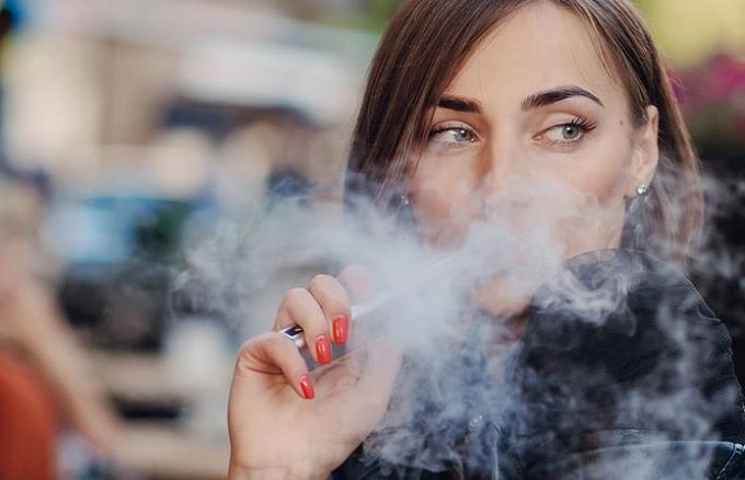 Mujer vaping CBD