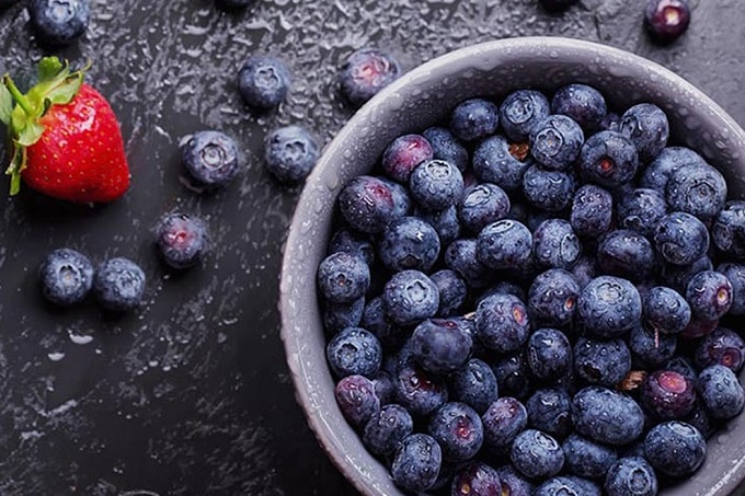 Cuenco lleno de bayas de Acai