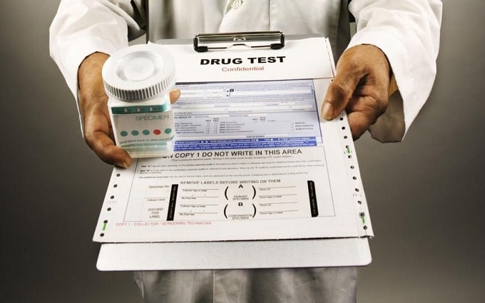 Sosteniendo la aplicación de prueba de drogas