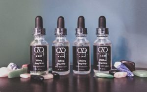 Foto de cuatro botellas de tinturas Infinite CBD Droppers