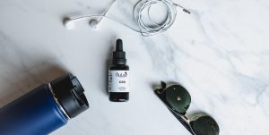 Foto de una botella de aceite de CBD NuLeaf Naturals