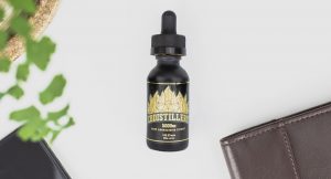 Foto de una botella de aceite CBDistillery CBD.