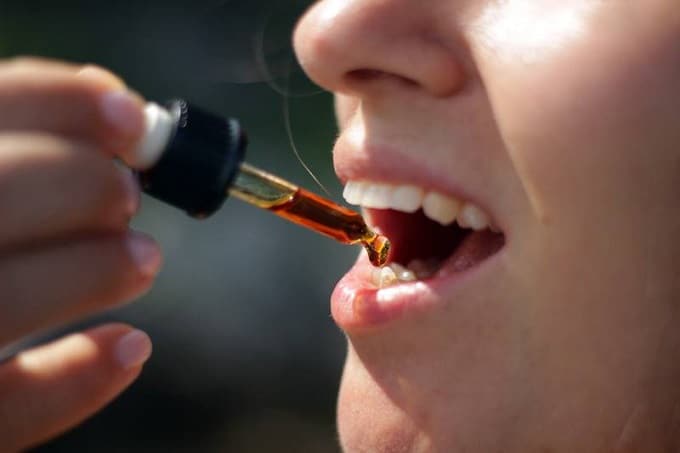 Tomando aceite de CBD